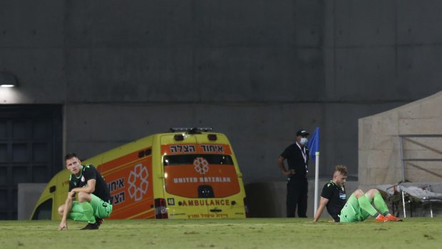 Zklamaní hráči FC Viktoria Plzeň po zápasu s Hapoel Beer Ševa