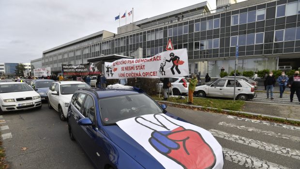 Před budovou České televize na Kavčích horách se sešly desítky lidí na protest proti ohrožování nezávislosti instituce