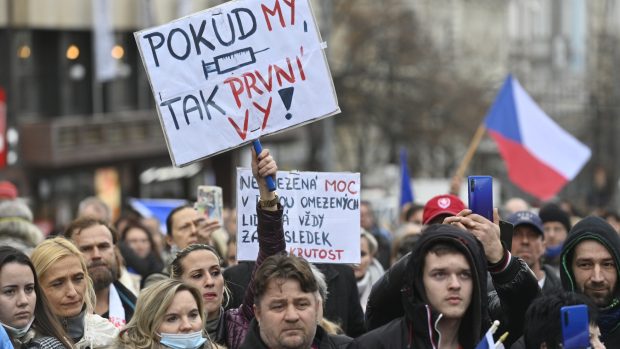 Účastníci akce nazvané Pochod svobody se sešli na Václavském náměstí v Praze, kde protestovali proti vládním protiepidemickým opatřením.