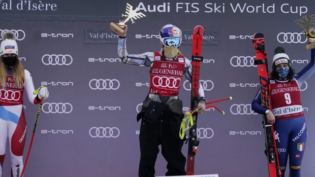 Ester Ledecká slaví triumf v závodě Světového poháru. Vlevo stříbrná Švýcarka Corinne Suter, vpravo bronzová Federica Brignone.