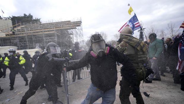 Střet demonstrantů a policie před budovou Kongresu