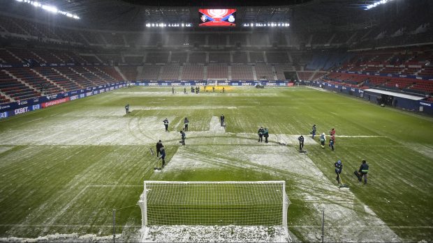 Úklidová četa před zápasem Realu Madrid na hřišti Osasuny Pamplona