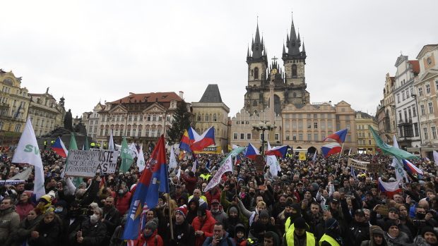 Na Staroměstském náměstí se sešli odpůrci vládních opatření proti koronaviru.