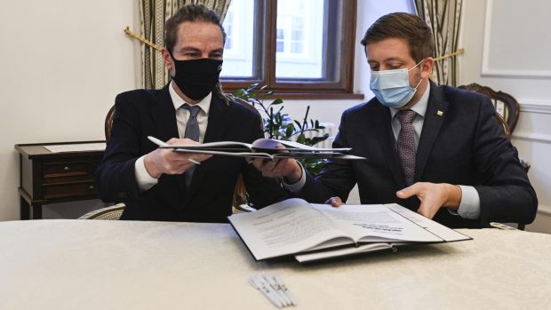 Předseda Pirátů Ivan Bartoš a předseda STAN Vít Rakušan při podpisu volební koalice
