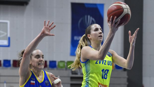 Utkání Evropské ligy basketbalistek: USK Praha - Gdyně. Zleva Marissa Lee Kastaneková z Gdyně a Ivana Dojkičová z USK Praha.