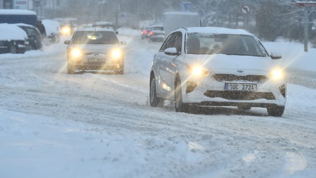 Sníh komplikuje řidičům situaci po celém Česku