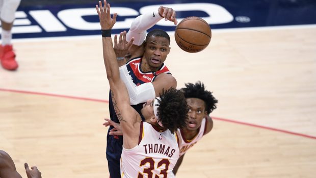 Basketbalisté Russel Westbrook (Washington Wizards) a Brodric Thomas (Cleveland Cavaliers)