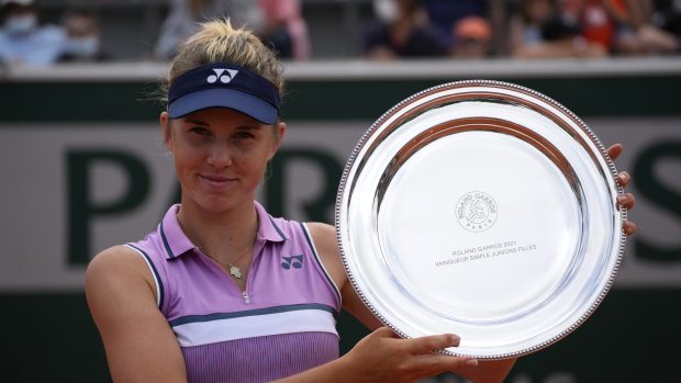 Linda Nosková s trofejí pro vítězku juniorského Roland Garros