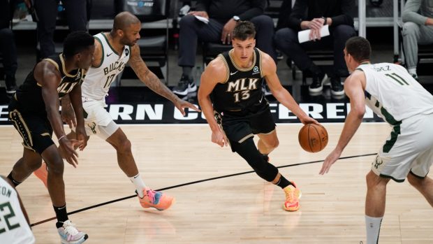 Bogdan Bogdanović v zápase proti Milwaukee Bucks