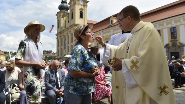 Slavnostní poutní mše, kterou na nádvoří u baziliky Nanebevzetí Panny Marie a sv. Cyrila a Metoděje na Velehradě pokračovaly Dny lidí dobré vůle a oslavy výročí příchodu věrozvěstů Cyrila a Metoděje.