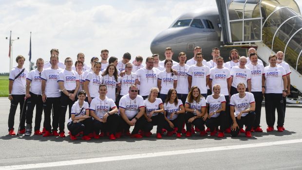 Česká výprava pózuje fotografovi 16. července 2021 na letišti v pražských Kbelích před odletem na olympijské hry do Tokia. V prostřední řadě vpravo je lékař Vlastimil Voráček, který byl prvním členem české výpravy s pozitivním testem na covid-19 po příletu do dějiště her v Tokiu.