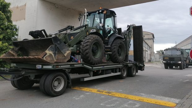 Těžká armádní technika odjela za doprovodu vojenské policie.