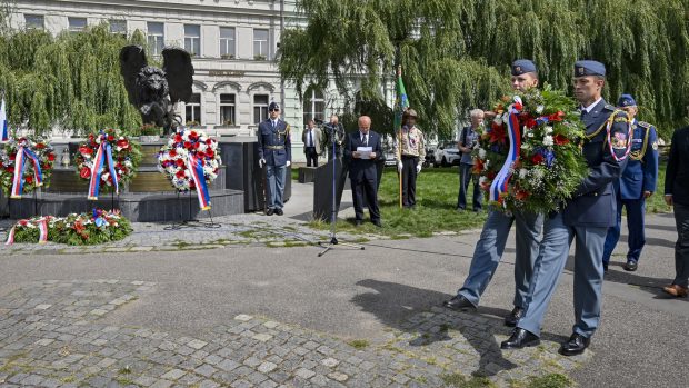 Na Klárově se sešli zástupci politiky, armády i zahraničních ambasád uctít památku československých letců, kteří sloužili v britském Královském letectvu.