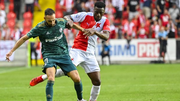 Zleva Rafael Lopes z Legie a Ibrahim Traoré ze Slavie