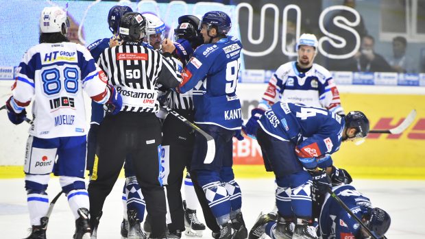 Potyčka v zápase HC Škoda Plzeň - HC Kometa Brno