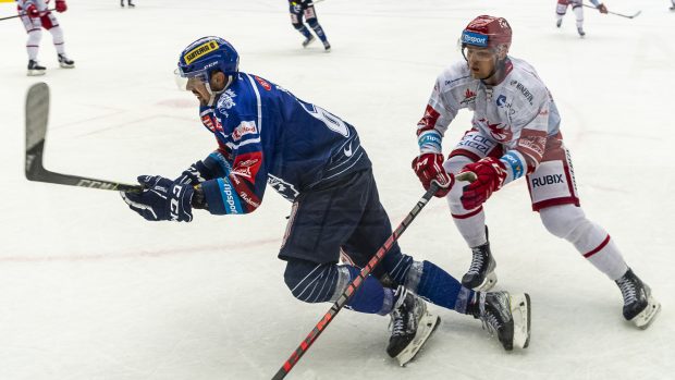 Marek Račuk z Kladna v souboji s  Michal Kovařčíkem z Třince.