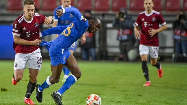 Utkání AC Sparta Praha - Glasgow Rangers, 30. září 2021 v Praze. Zleva Jan Fortelný ze Sparty a Glen Kamara z Rangers
