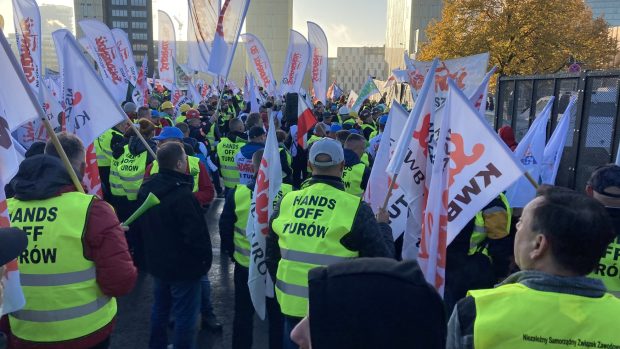 V Lucemburku v pátek protestovala nejméně tisícovka polských odborářů z organizace Solidarita kvůli nedávnému rozhodnutí Soudního dvora EU ohledně uzavření hnědouhelného dolu Turów nedaleko českých hranic