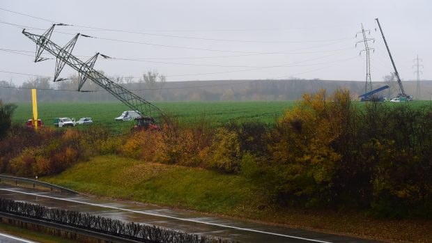 Sloup vysokého napětí do kterého najel u Velkého Týnce na Olomoucku traktorista a zastavil provoz a dálnici D35