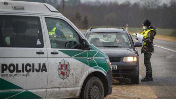 Litevští pohraničníci a policisté kontrolují vůz nedaleko bělorusko-litevské hranice