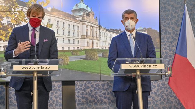 Ministr zdravotnictví Adam Vojtěch a premiér Andrej Babiš