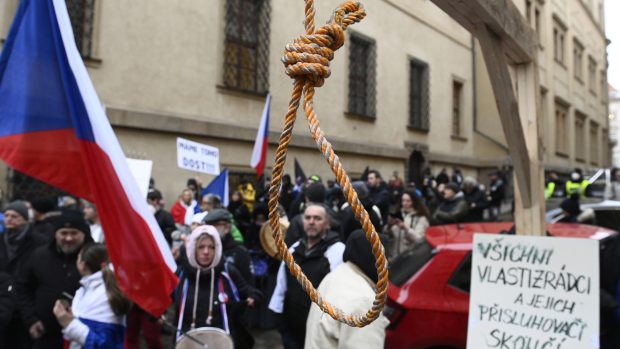 Demonstrace iniciativy Chcípl pes proti schválení vládní novely pandemického zákona sněmovnou