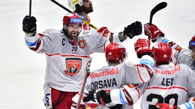 Radek Smoleňák z Hradce Králové (vlevo) se raduje z gólu
