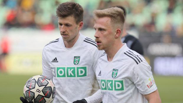 Hráči Karviné Lukáš Bartošák a Filip Zorvan