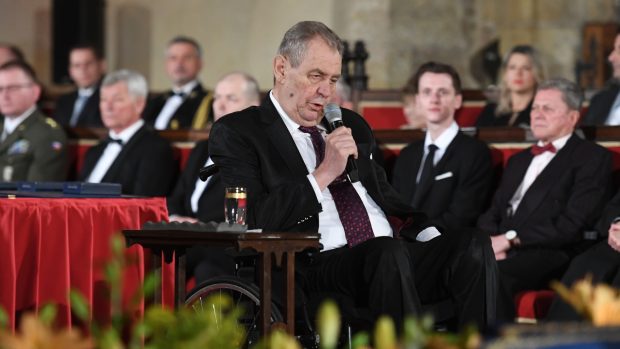 Prezident Miloš Zeman oznámil, že v říjnu vyznamená prezidenta Ukrajiny Volodymyra Zelenského