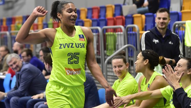 Americká basketbalistka USK Praha Alyssa Thomasová v zápase proti Žabinám Brno