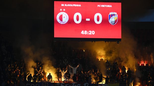 Fanoušci s pyrotechnikou v zápase Slavie Praha proti Viktorii Plzeň