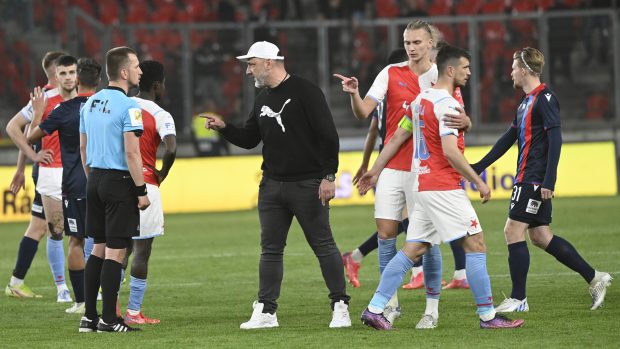 Trenér Slavie Jindřich Trpišovský (uprostřed) hovoří po zápase s rozhodčím