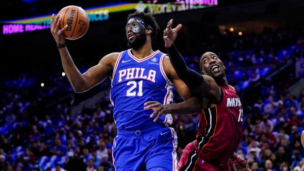 Joel Embiid se vrátil do hry s ochrannou maskou