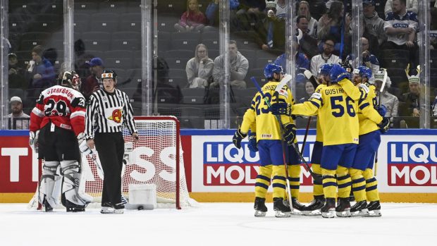 Švédští hokejisté po gólu proti Rakousku