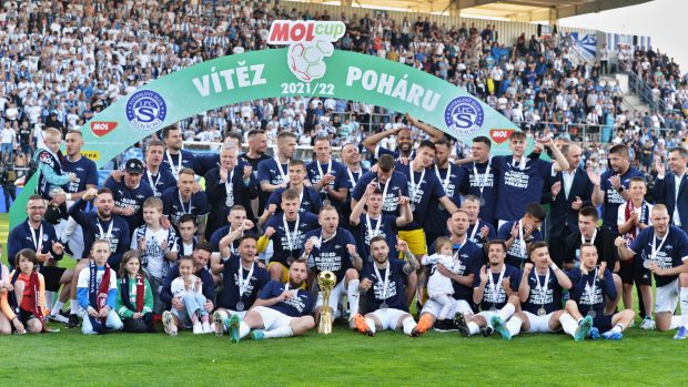 Hráči Slovácka s trofejí pro vítěze domácího poháru