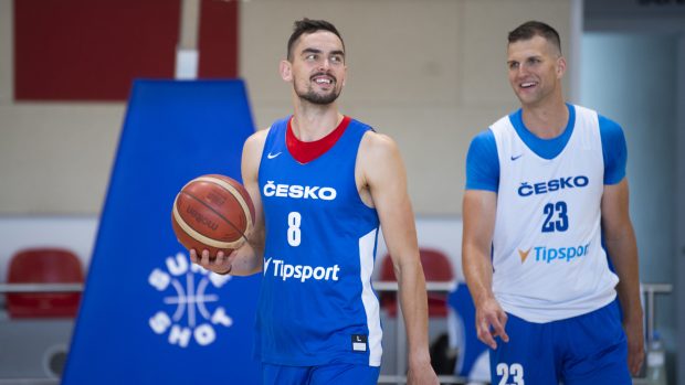 Tomáš Satoranský a Lukáš Palyza na tréninku české basketbalové reprezentace