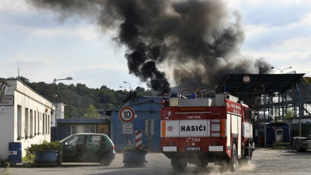 V Kralupách na Vltavou probíhají hasičské práce přes 13 hodin