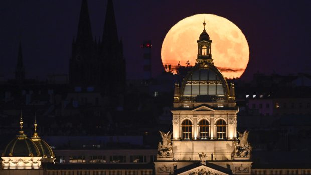 Vycházející superúplněk byl dobře viditelný i v Praze nad budovou Národního muzea