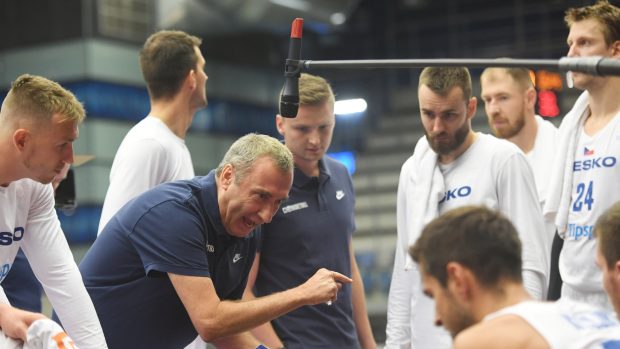 Čeští basketbalisté během zápasu s Maďarskem v Chomutově