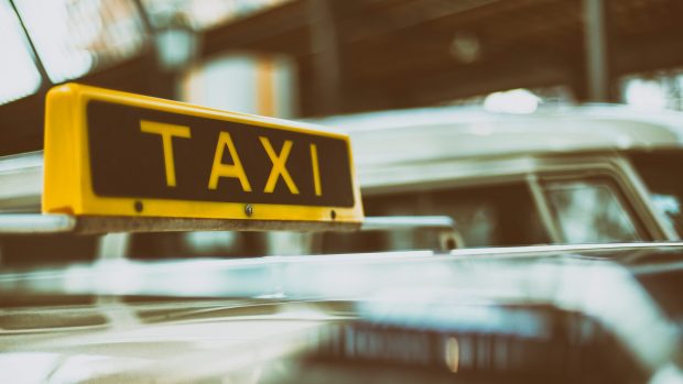 Města a obce zřejmě dostanou ze zákona možnost žádat po řidičích taxislužeb povinné zkoušky z místopisu.