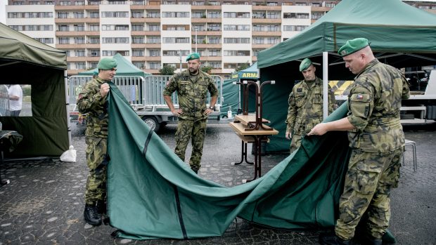 Po příjezdu na stanoviště volič stáhne okénko svého vozu, předloží občanský průkaz a voják ho vyzve, aby si na chvíli stáhl roušku kvůli identifikaci. Poté mu předá hlasovací obálku a případně volební lístky, pokud je nebude mít s sebou. Volič za zástěnou připraví volební lístek, který hodí do přinesené volební urny.