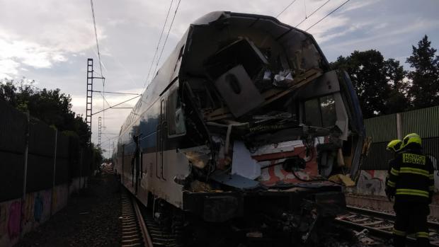 Osobní vlak v devadesátikilometrové rychlosti vrazil do plně naloženého přívěsu nákladního auta.