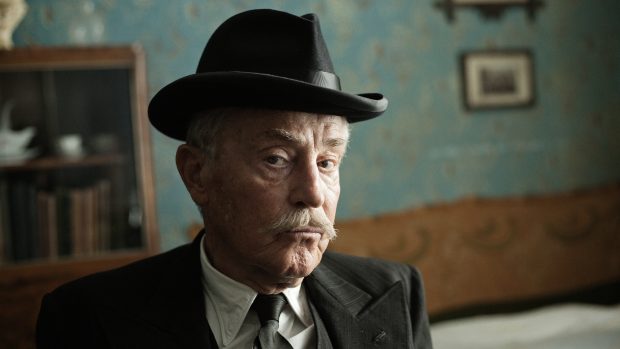 Jan Tříska tentokrát nehraje učitele Hnízda, ale dědečka malého Edy