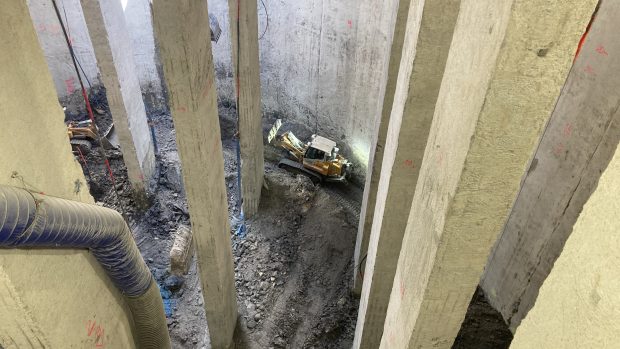 Pohled na dno nádrže, která je 30 metrů hluboká a má 50 m v průměru