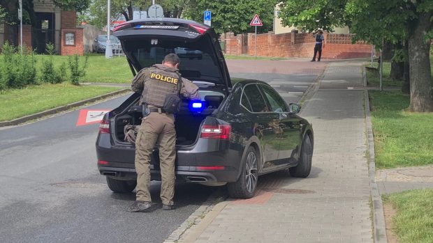 Policisté při zásahu ve škole v Hustopečích