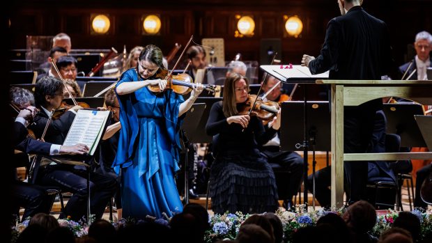 Sólistkou byla skvělá houslistka Baiba Skride, vítězka Soutěže královny Alžběty v Bruselu a držitelka Ceny ECHO Klassik