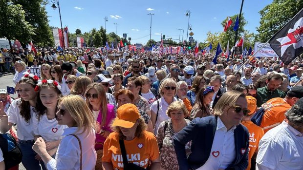 Dav před začátkem nedělního protestu