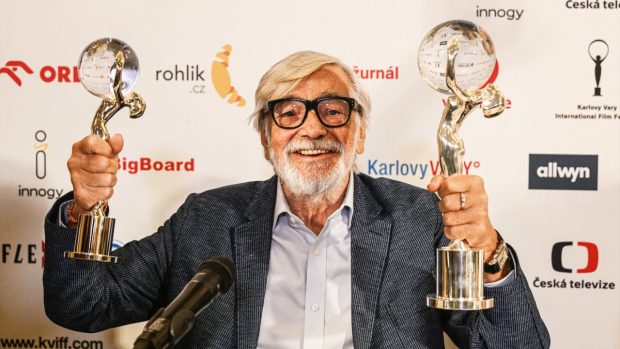 Jiří Bartoška se starou a novou verzí festivalové ceny Křišťálový glóbus