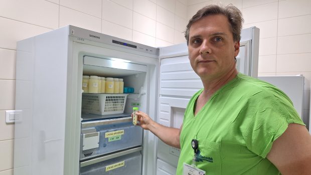 Primář neonatologie Nemocnice České Budějovice Jiří Dušek v bance mateřského mléka, kde se humánní fortifikátor skladuje