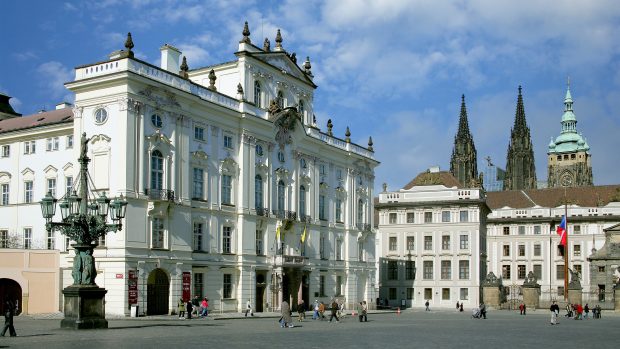 Arcibiskupský palác stojí hned vedle Pražského hradu (archivní foto)